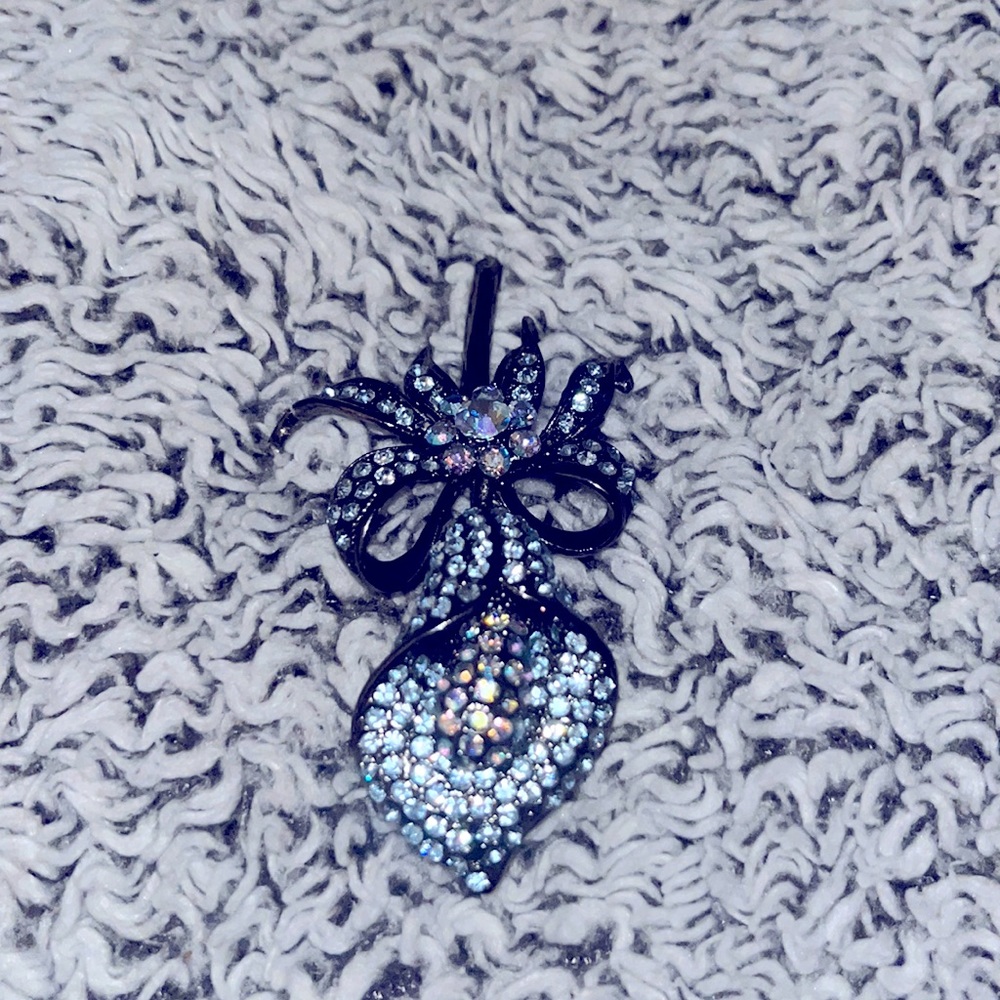 Gorgeous brooch with a beautiful blue color.